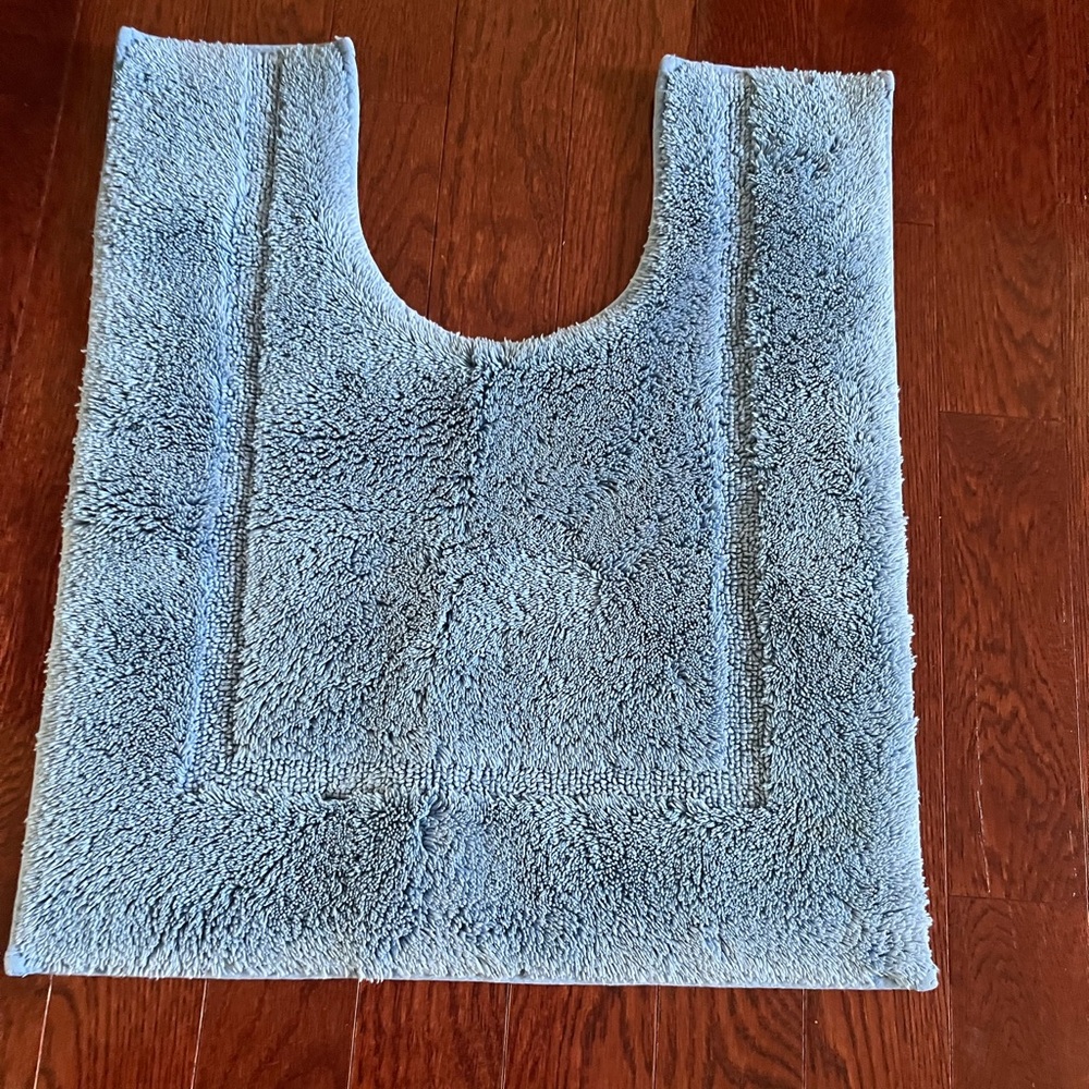 Land s End bathroom Toilet rug size 24 by 20 inches NWOT